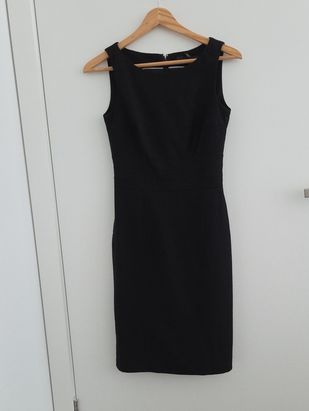 H&M Black Sleeveless Sheath Dress
